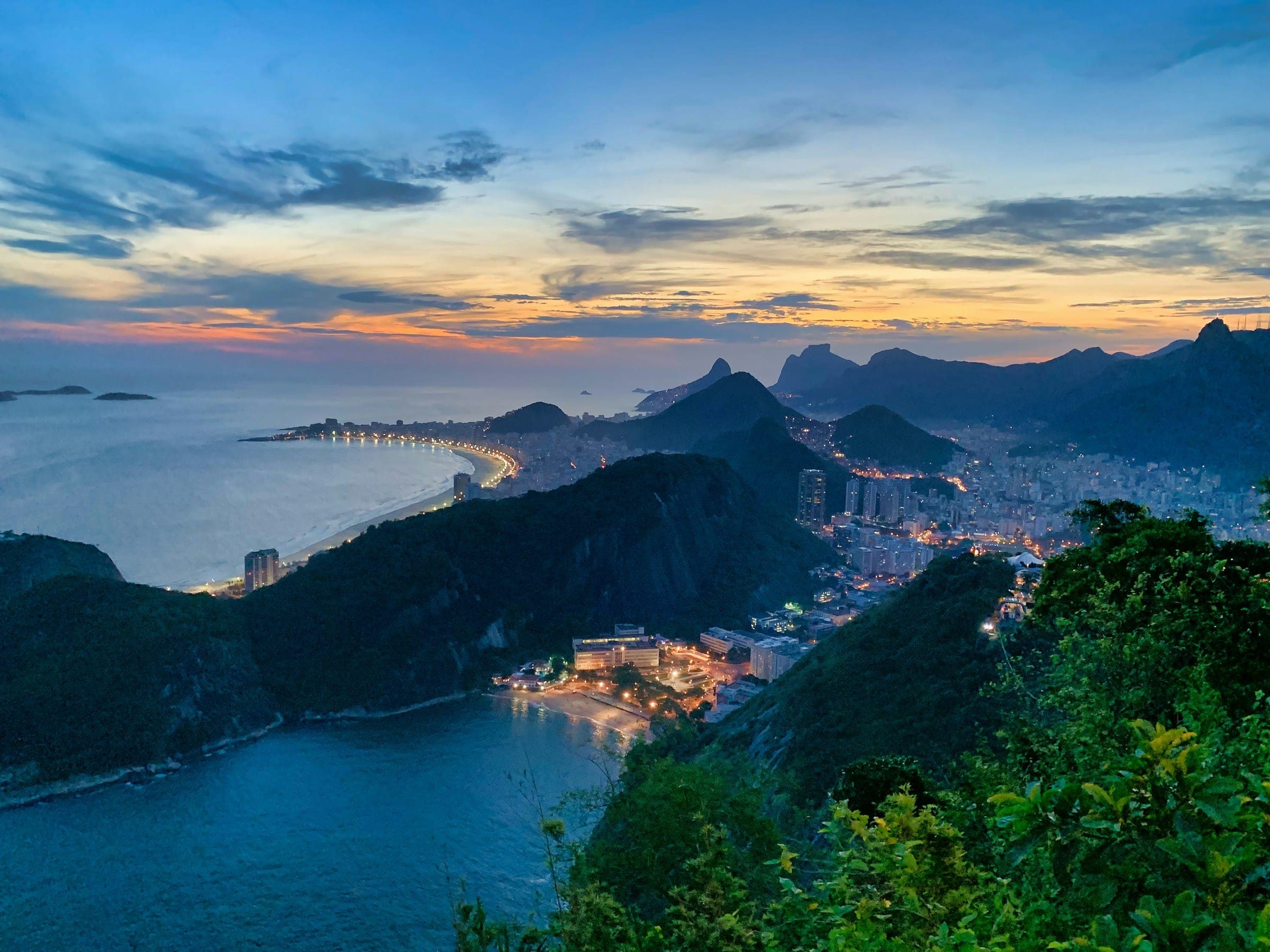 Rio de Janeiro bij zonsondergang, gezien vanaf de Morro da Urca
