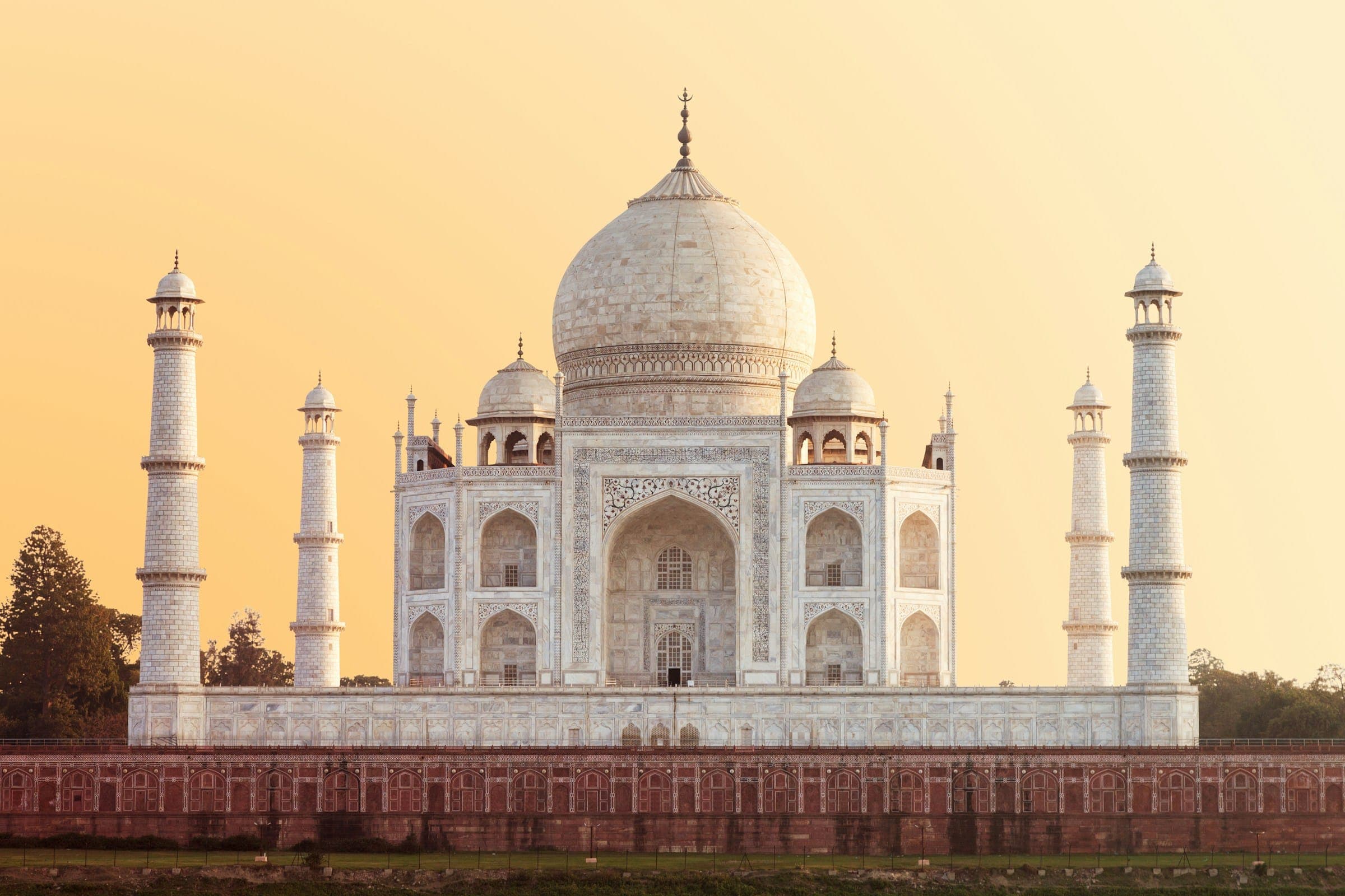 De Taj Mahal in Agra bij zonsondergang