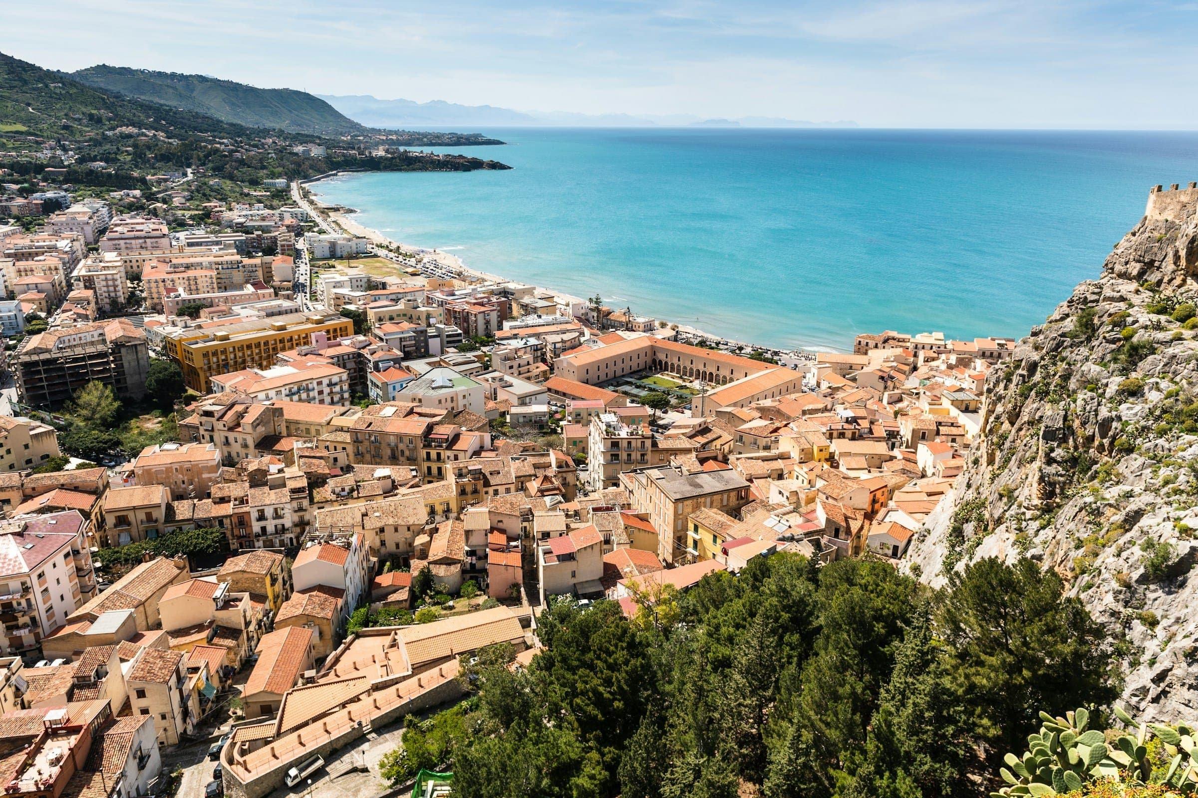Uitzicht over Cefalù en de kust van Sicilië