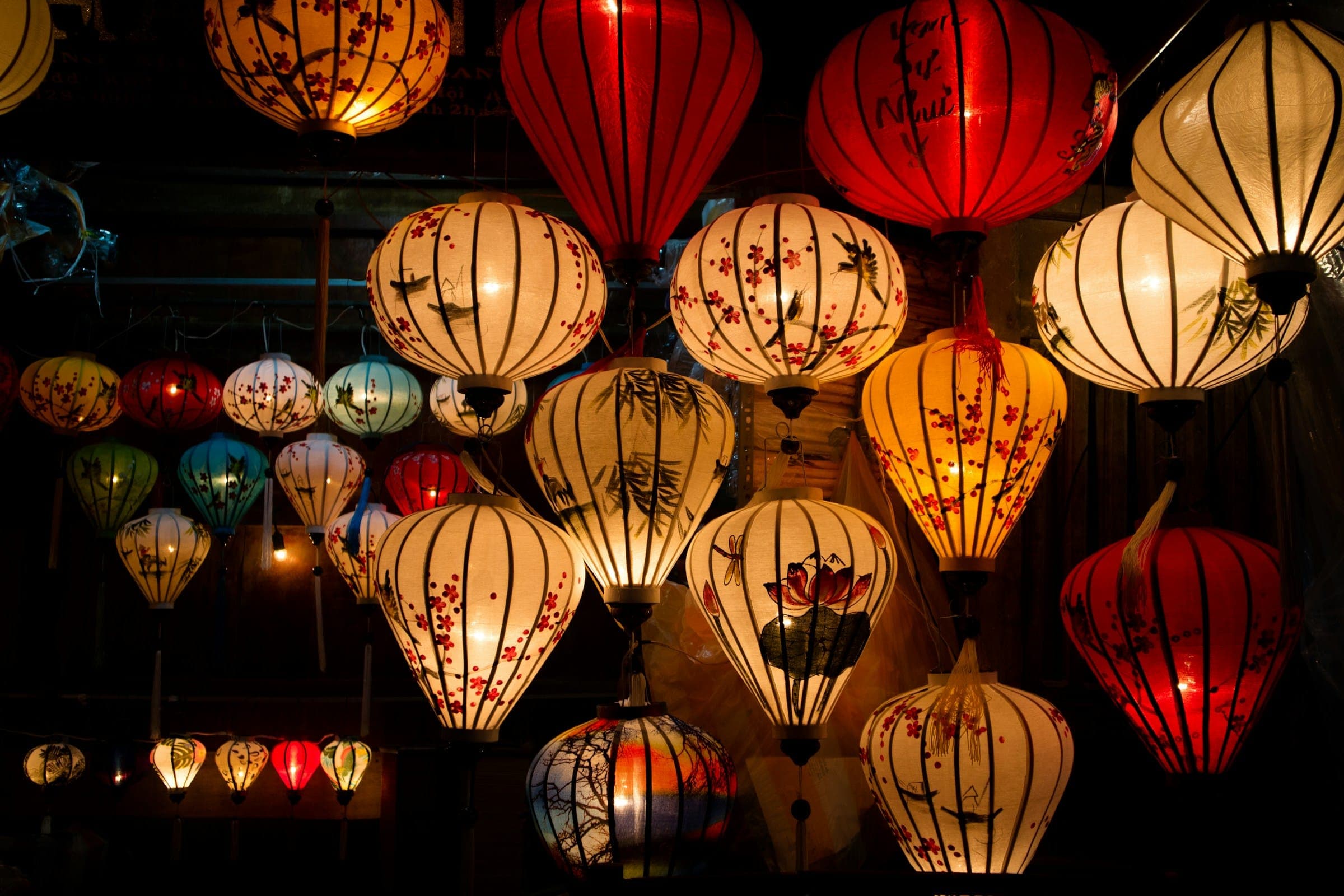 Verlichte lampionnen in de oude stad van Hoi An
