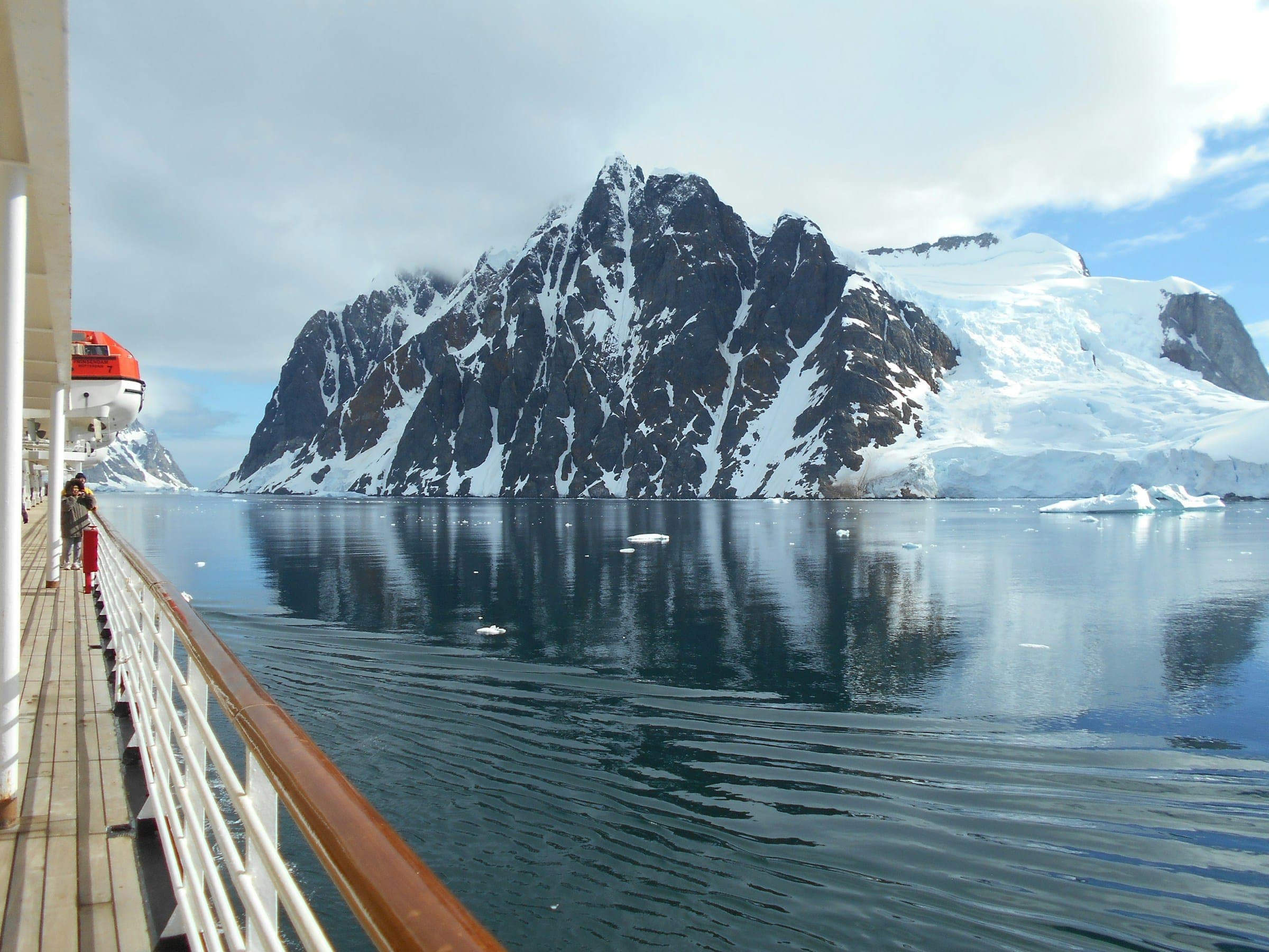 Uitzicht vanaf een expeditieschip op de besneeuwde bergen van het Lemaire-kanaal, Antarctica