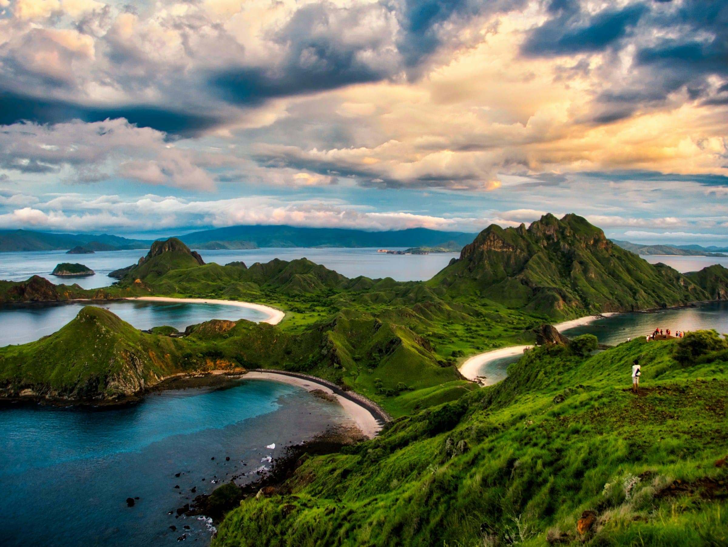 Uitzicht over de baaien van het eiland Padar in Indonesië