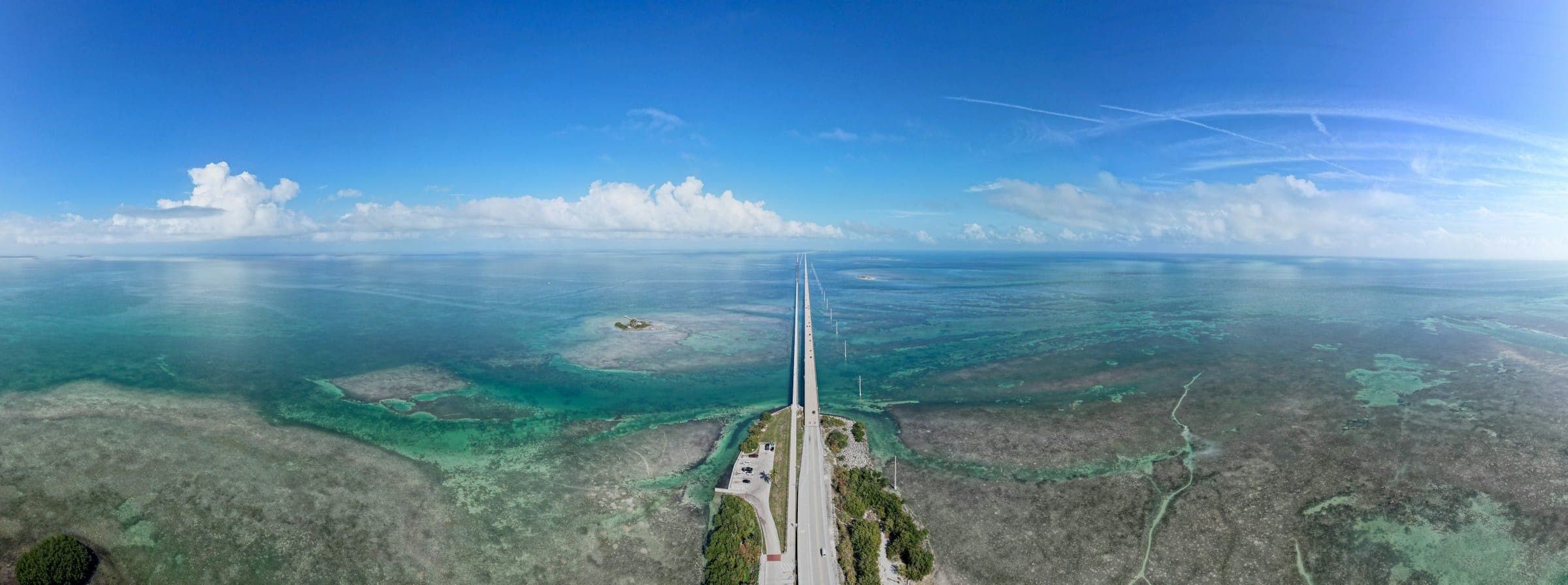 De Seven Mile Bridge door zee in de Florida Keys