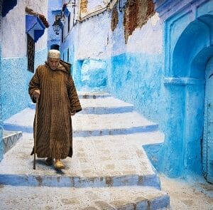character-marokko-chefchaouen-street-with-man-shutterstock422160916-5 Rondreis MAROKKO